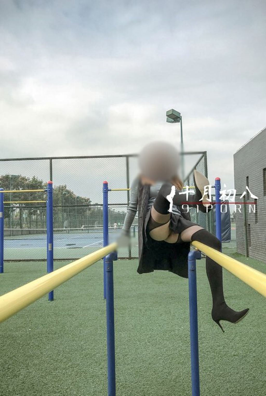十月初八： 人前露出私拍合集
