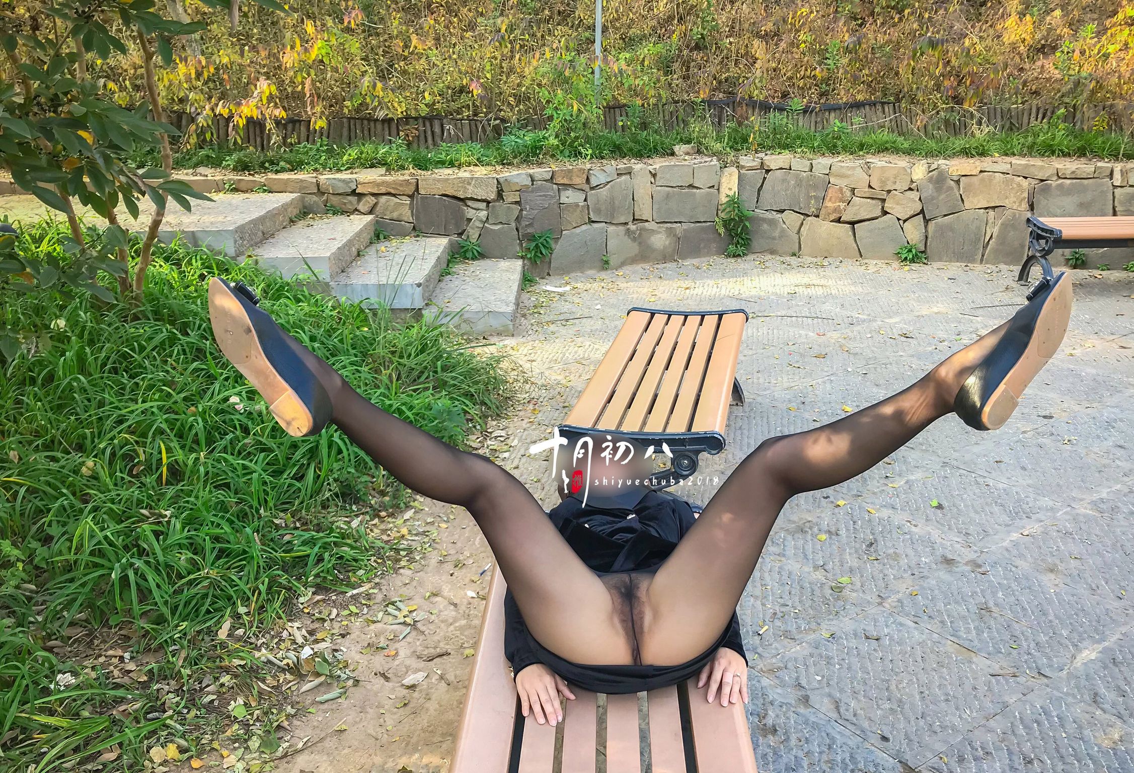 十月初八： 人前露出私拍合集