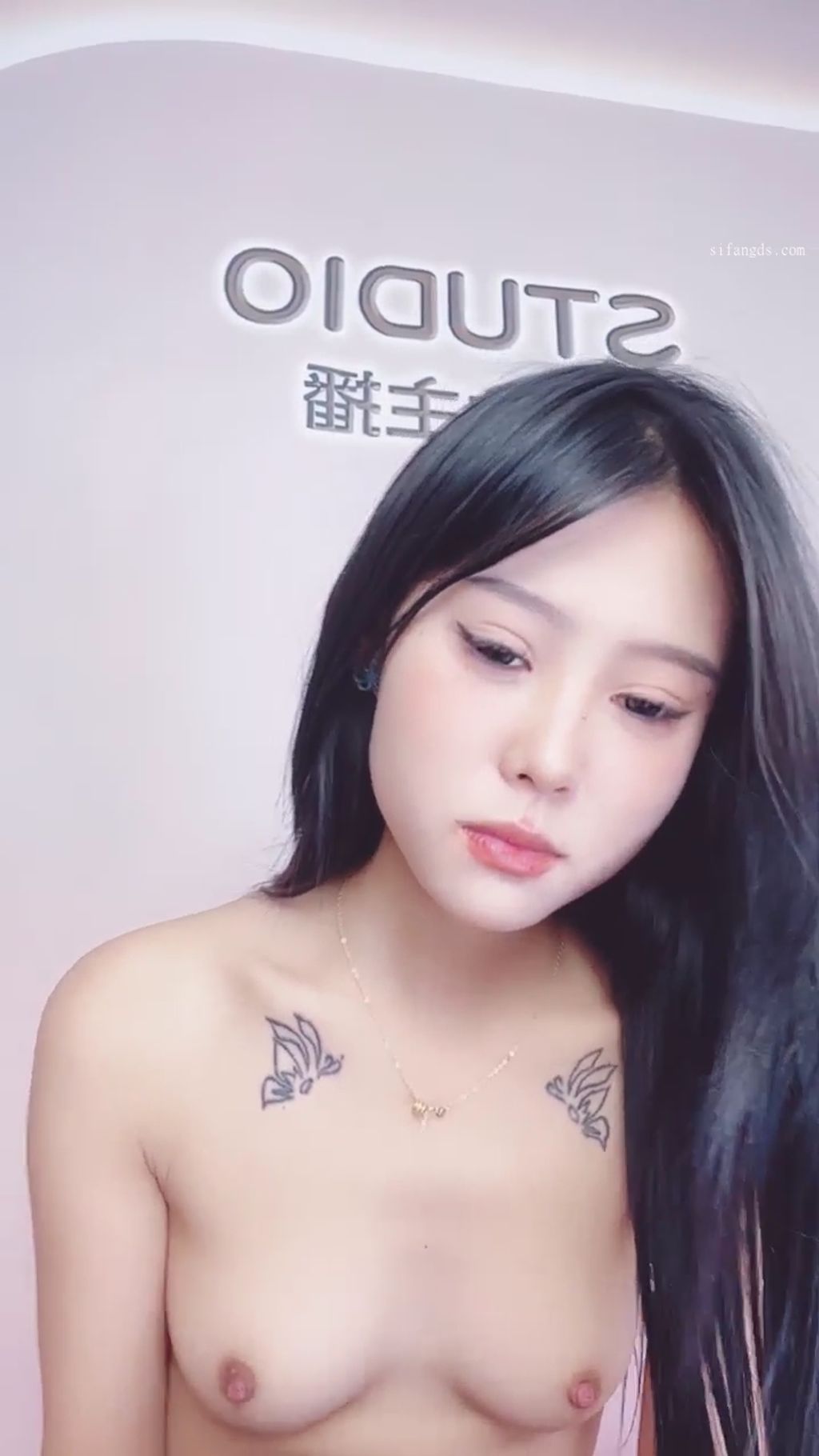 19水嫩： 黑丝女神 高跟女仆装