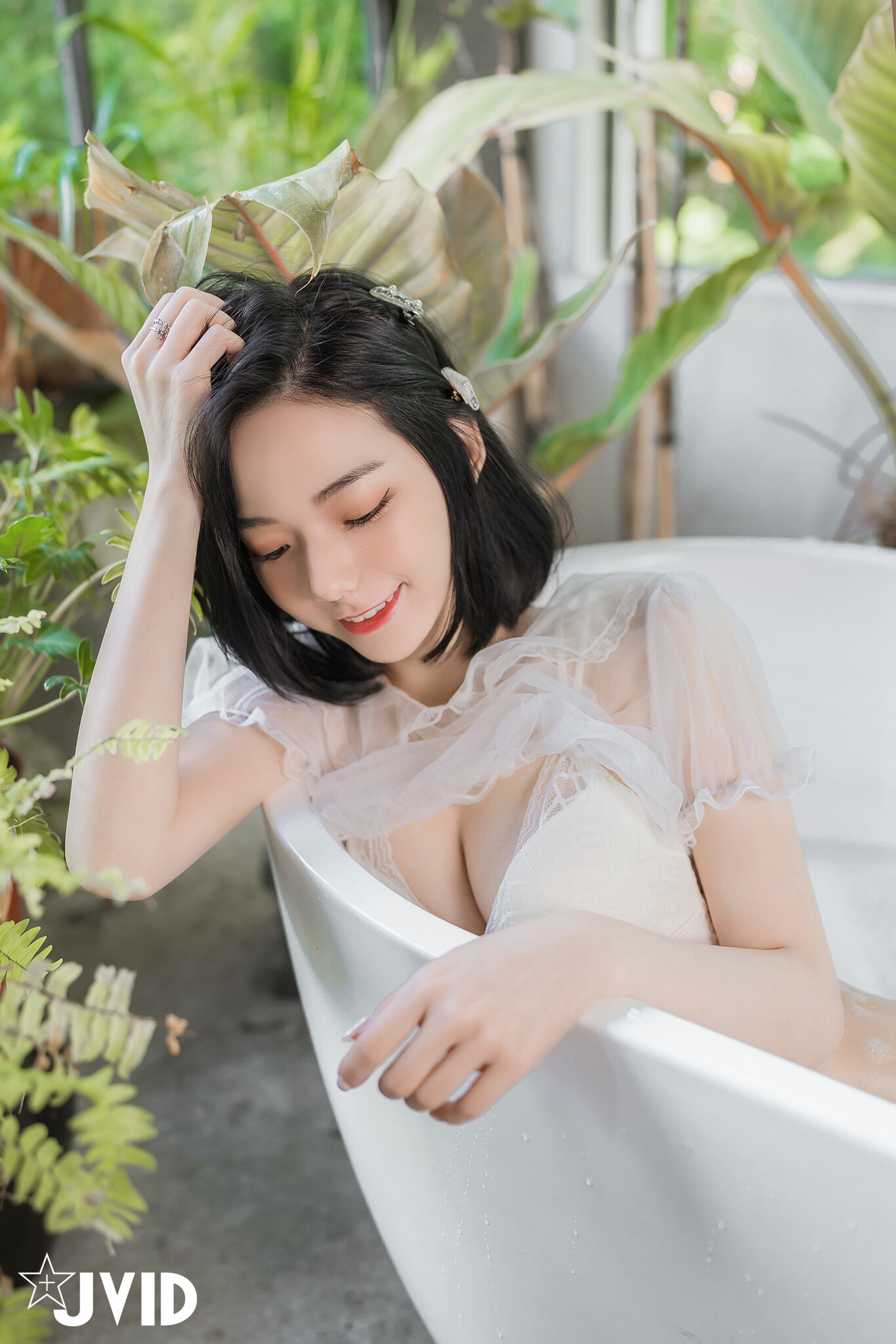 [JVID] 啾啾 – 誤闖莊園窺探心儀女神～啾啾 🛀 ～入浴反被誘惑勾引