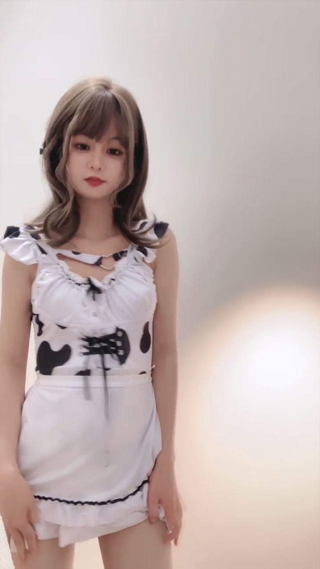 立定猫咪： 新晋女神裸舞 颜值一流 收费房道具秀