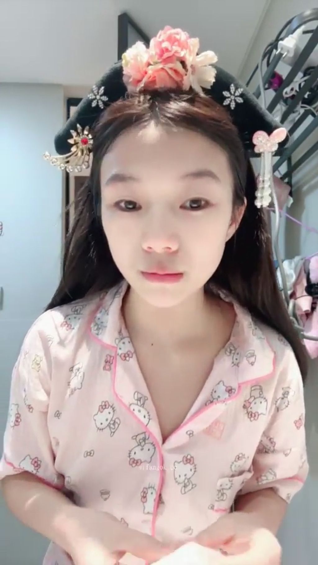 吧啦： 清纯少女下海 边跳边脱光光