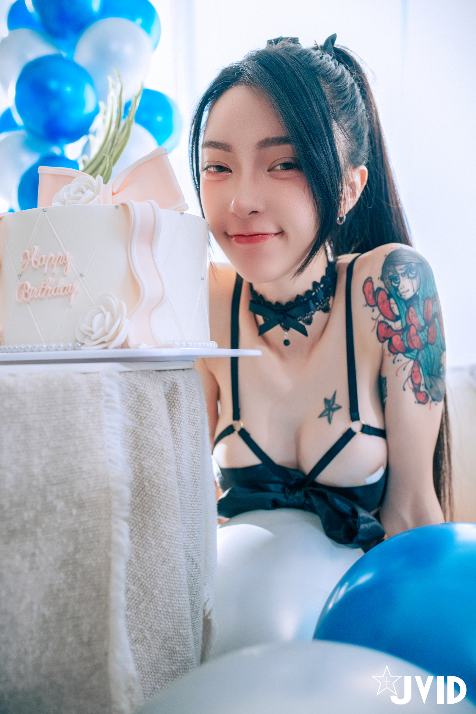 [JVID] 飄飄哥 – 【最狂尺度生日特輯／極細丁無膚膠】色色の裸體生日趴－飄飄慶生被脫光光塗抹奶油超細線丁無膚膠擠出誘人駱駝蹄屁股翹高背後位視角超色慾超誘人裸體奶油慶生影片熱映中