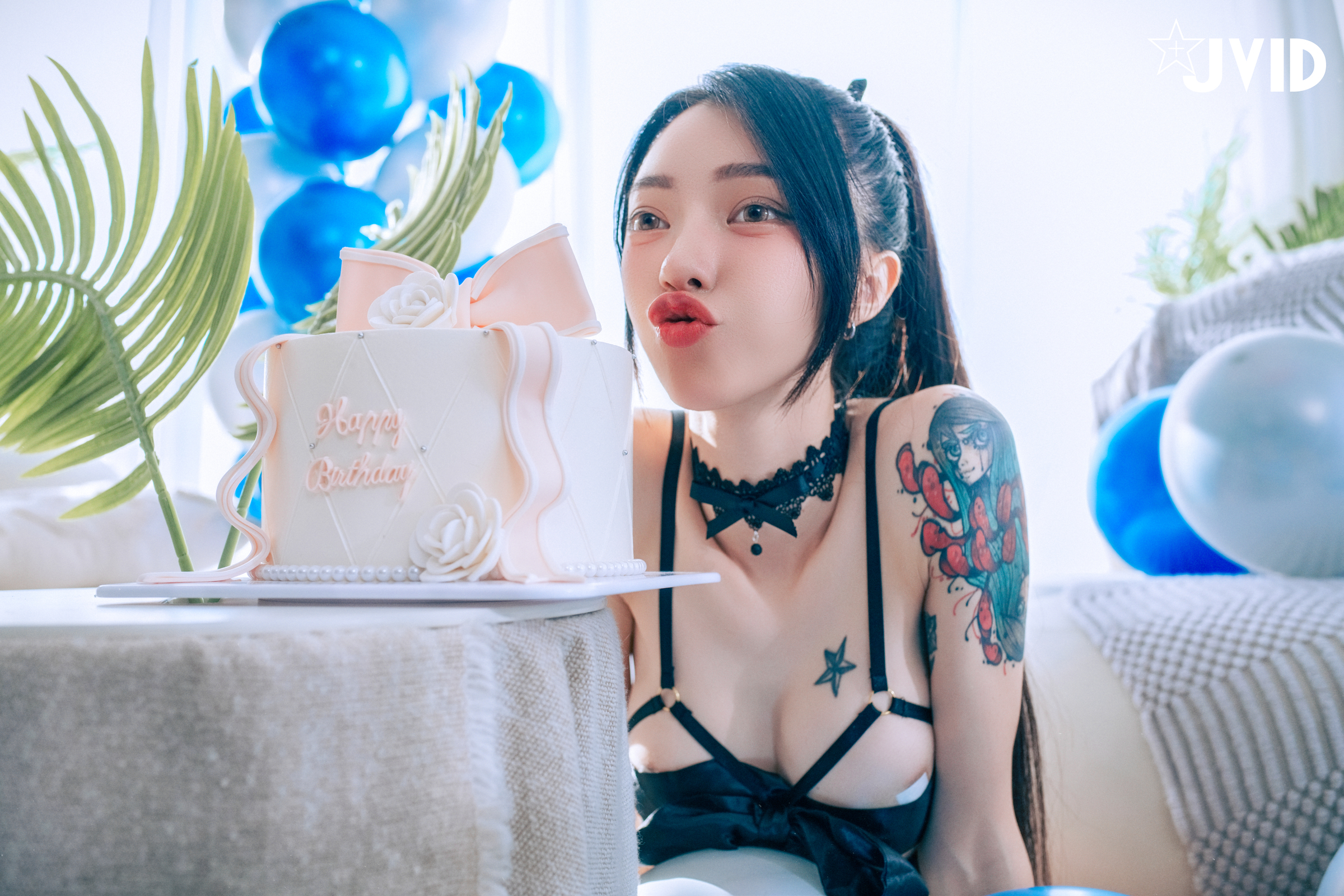 [JVID] 飄飄哥 – 【最狂尺度生日特輯／極細丁無膚膠】色色の裸體生日趴－飄飄慶生被脫光光塗抹奶油超細線丁無膚膠擠出誘人駱駝蹄屁股翹高背後位視角超色慾超誘人裸體奶油慶生影片熱映中