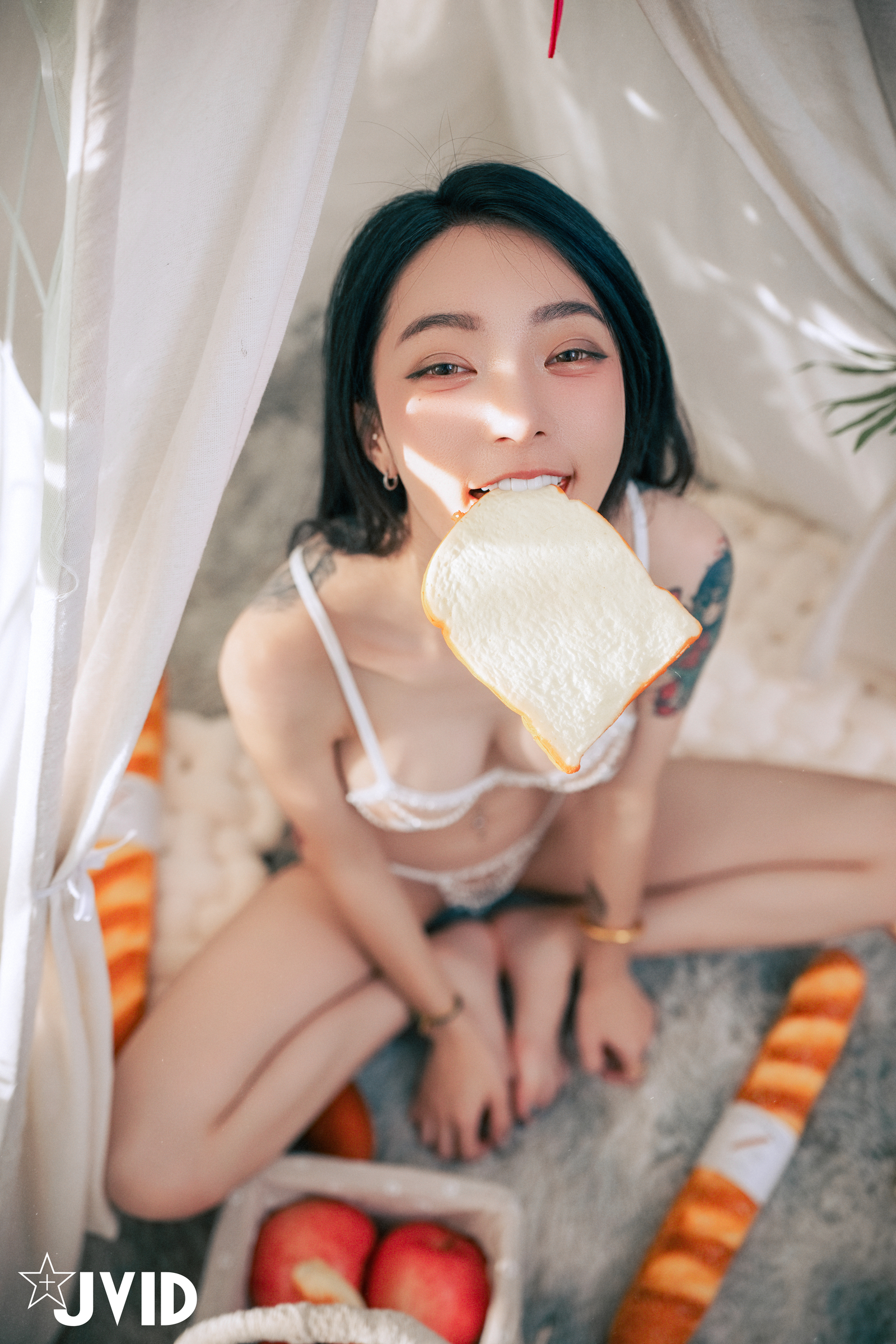 [JVID] 飄飄哥 – 【最狂尺度生日特輯／極細丁無膚膠】色色の裸體生日趴－飄飄慶生被脫光光塗抹奶油超細線丁無膚膠擠出誘人駱駝蹄屁股翹高背後位視角超色慾超誘人裸體奶油慶生影片熱映中