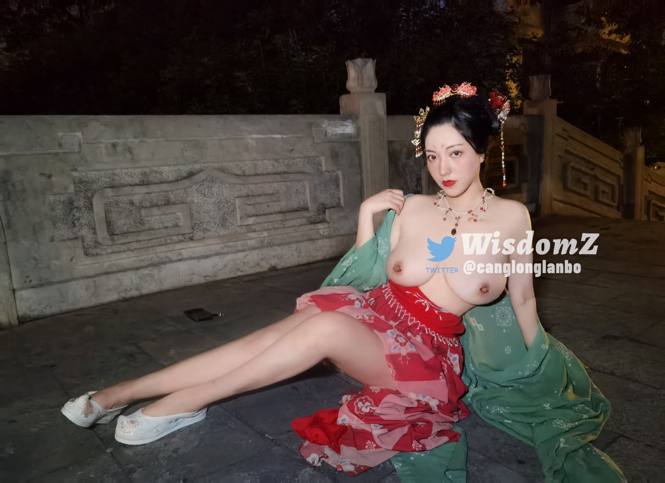 酒月： 极品巨乳 人前露出私拍