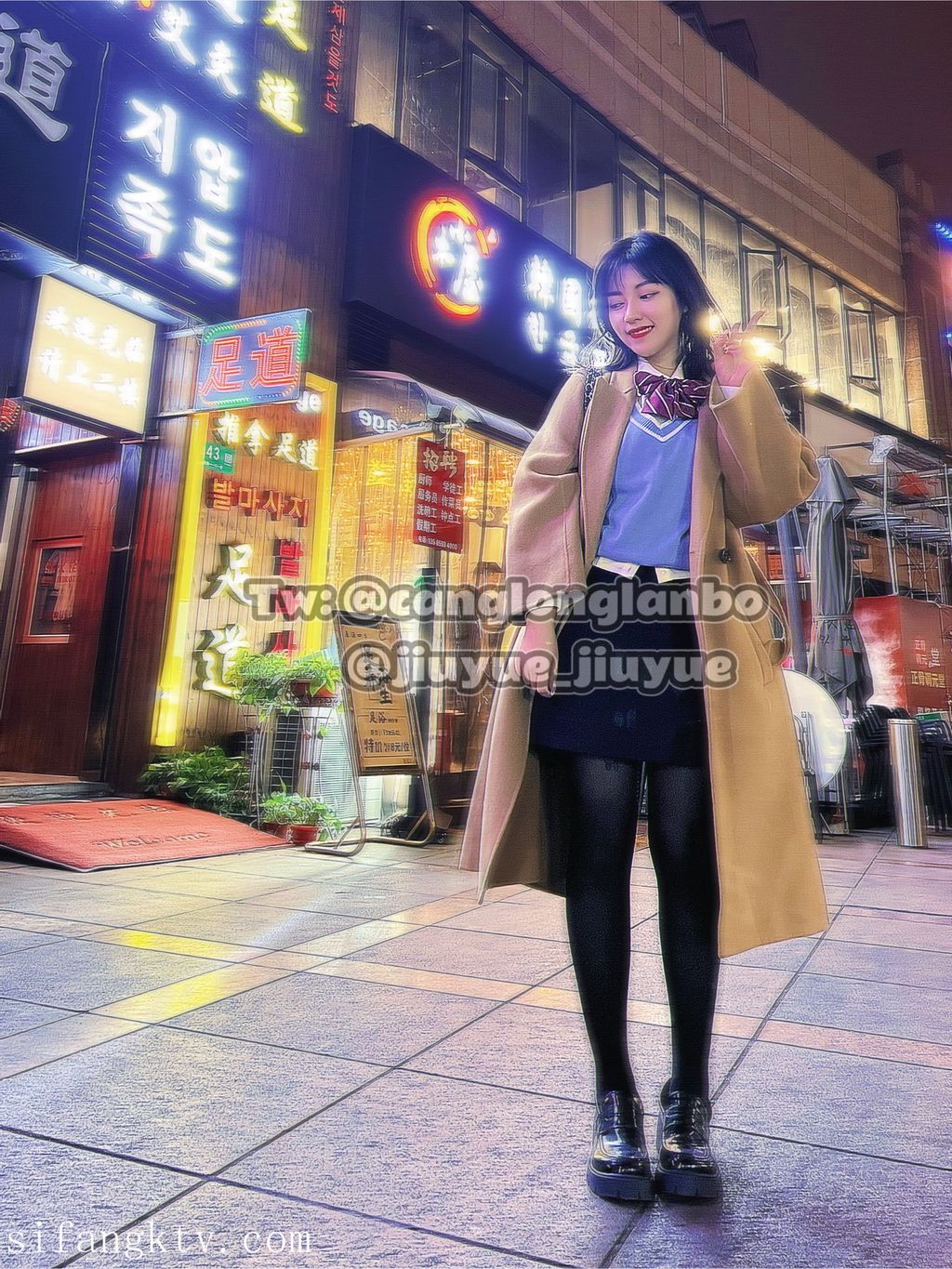 酒月： 极品巨乳 人前露出私拍