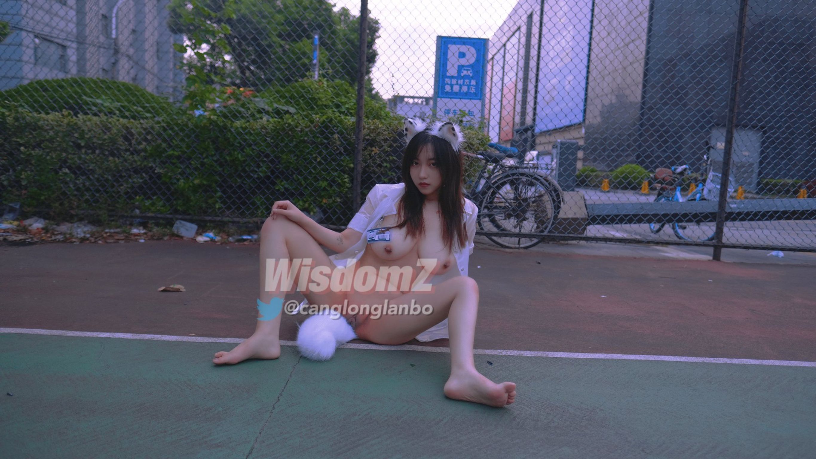 酒月： 极品巨乳 人前露出私拍