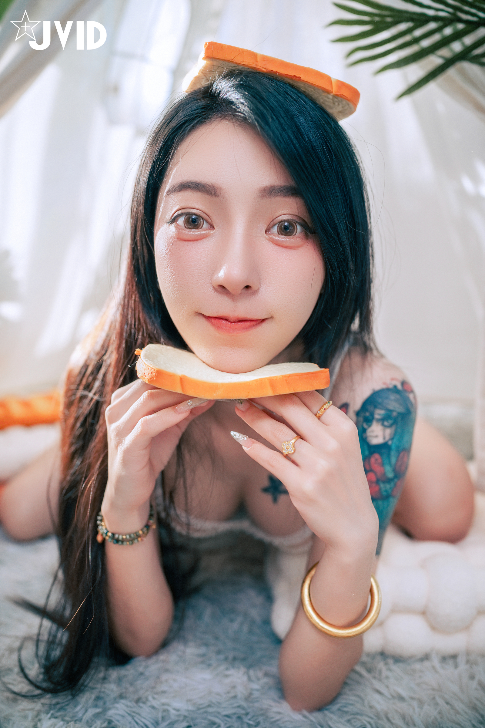 [JVID] 飄飄哥 – 【最狂尺度生日特輯／極細丁無膚膠】色色の裸體生日趴－飄飄慶生被脫光光塗抹奶油超細線丁無膚膠擠出誘人駱駝蹄屁股翹高背後位視角超色慾超誘人裸體奶油慶生影片熱映中