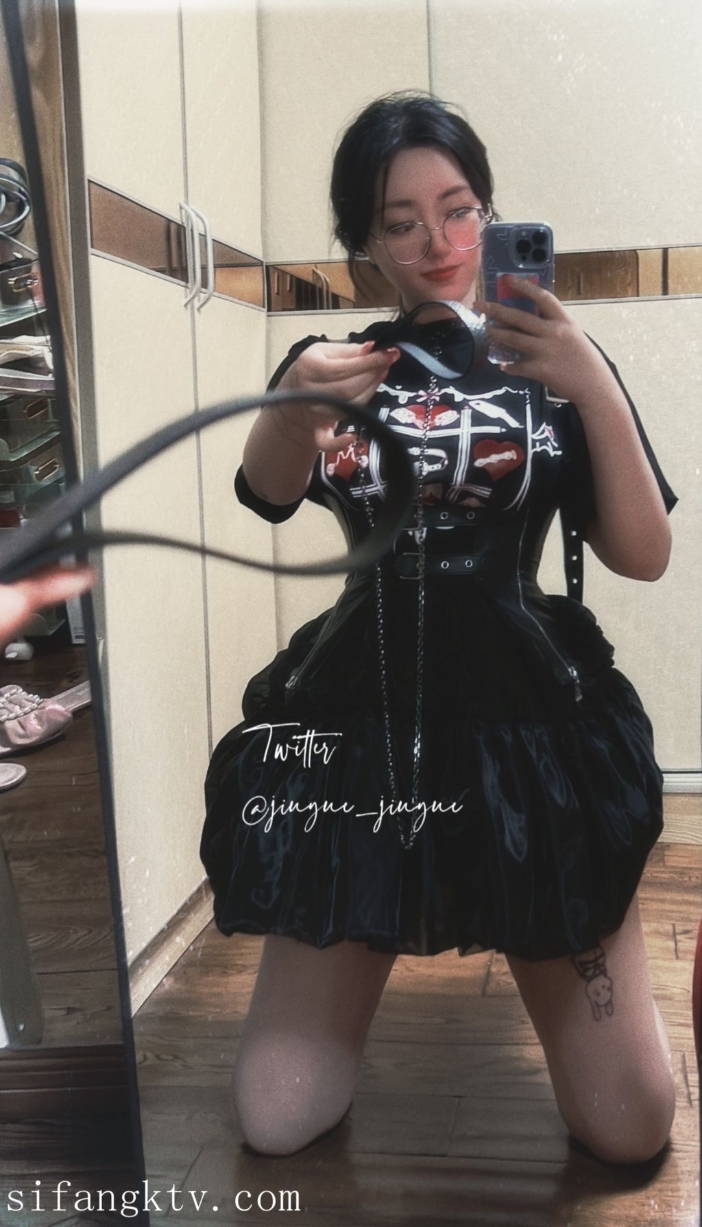 酒月： 极品巨乳 人前露出私拍