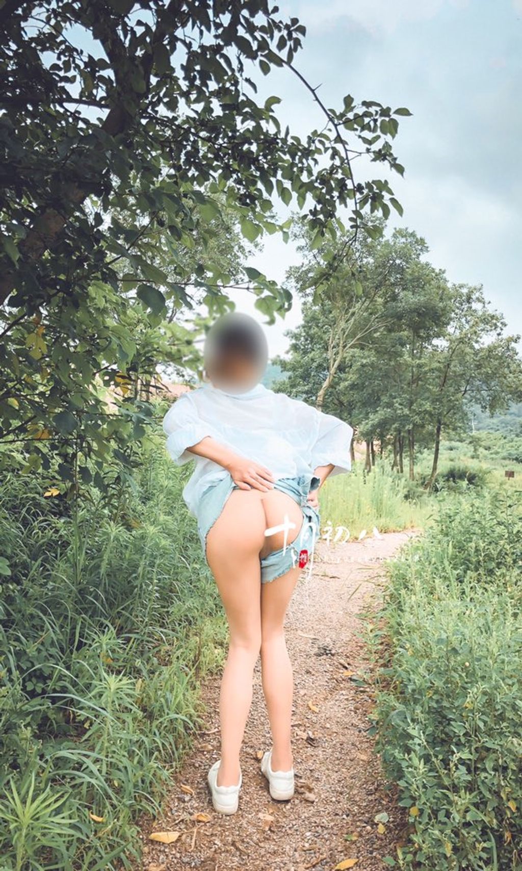 十月初八： 人前露出私拍合集