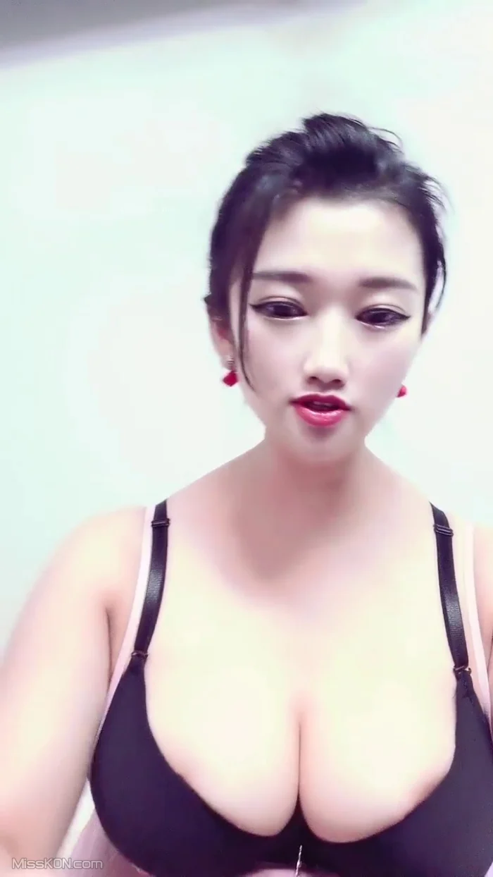 诗诗很大的: 新人巨乳美少女下海 26 诗诗很大的: 新人巨乳美少女下海