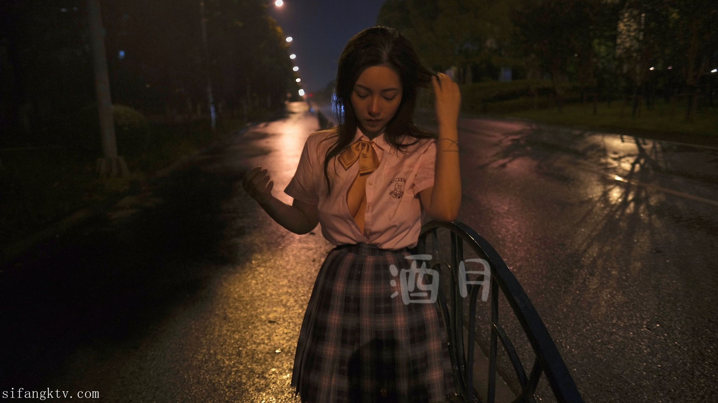 酒月： 极品巨乳 人前露出私拍