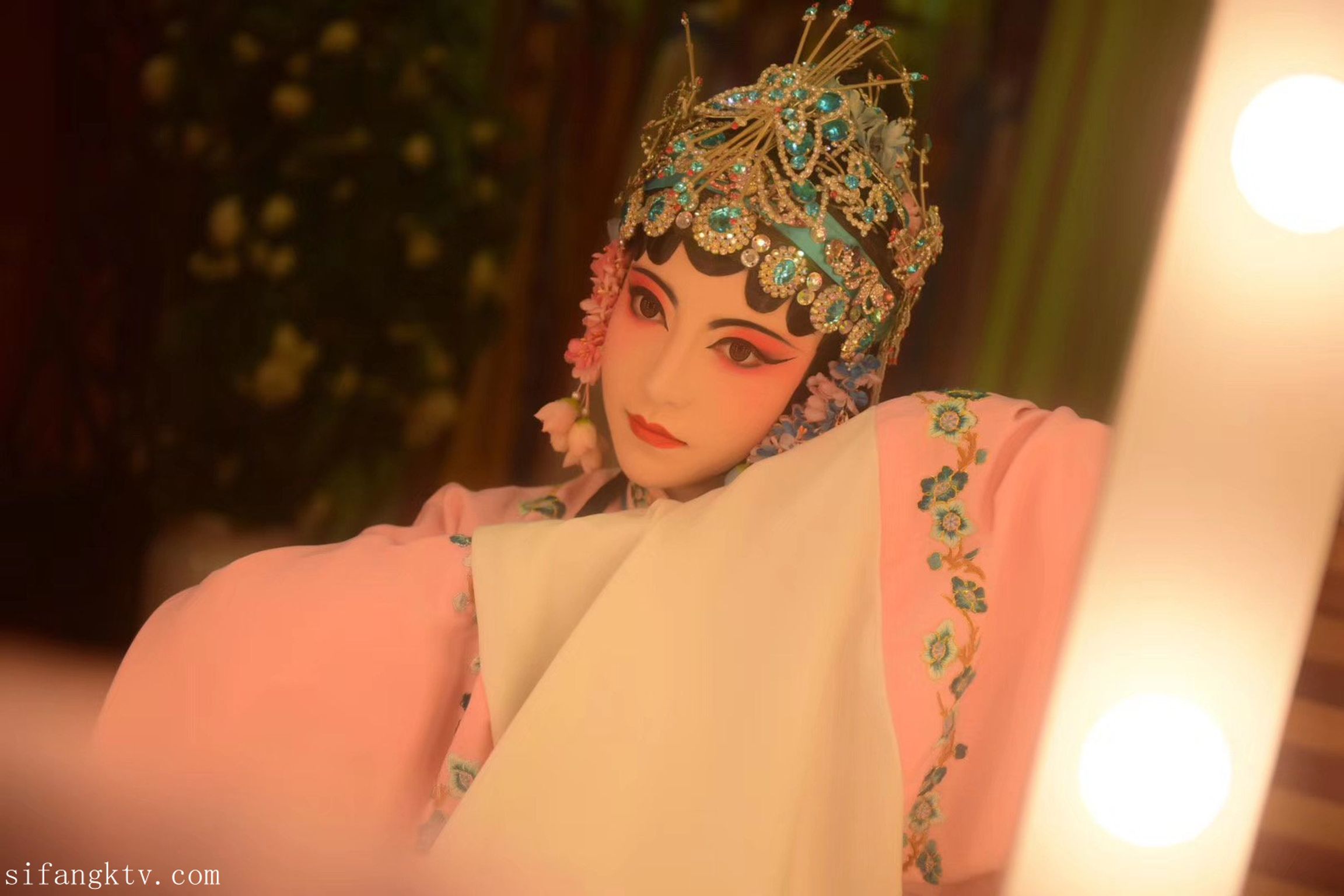 酒月： 极品巨乳 人前露出私拍