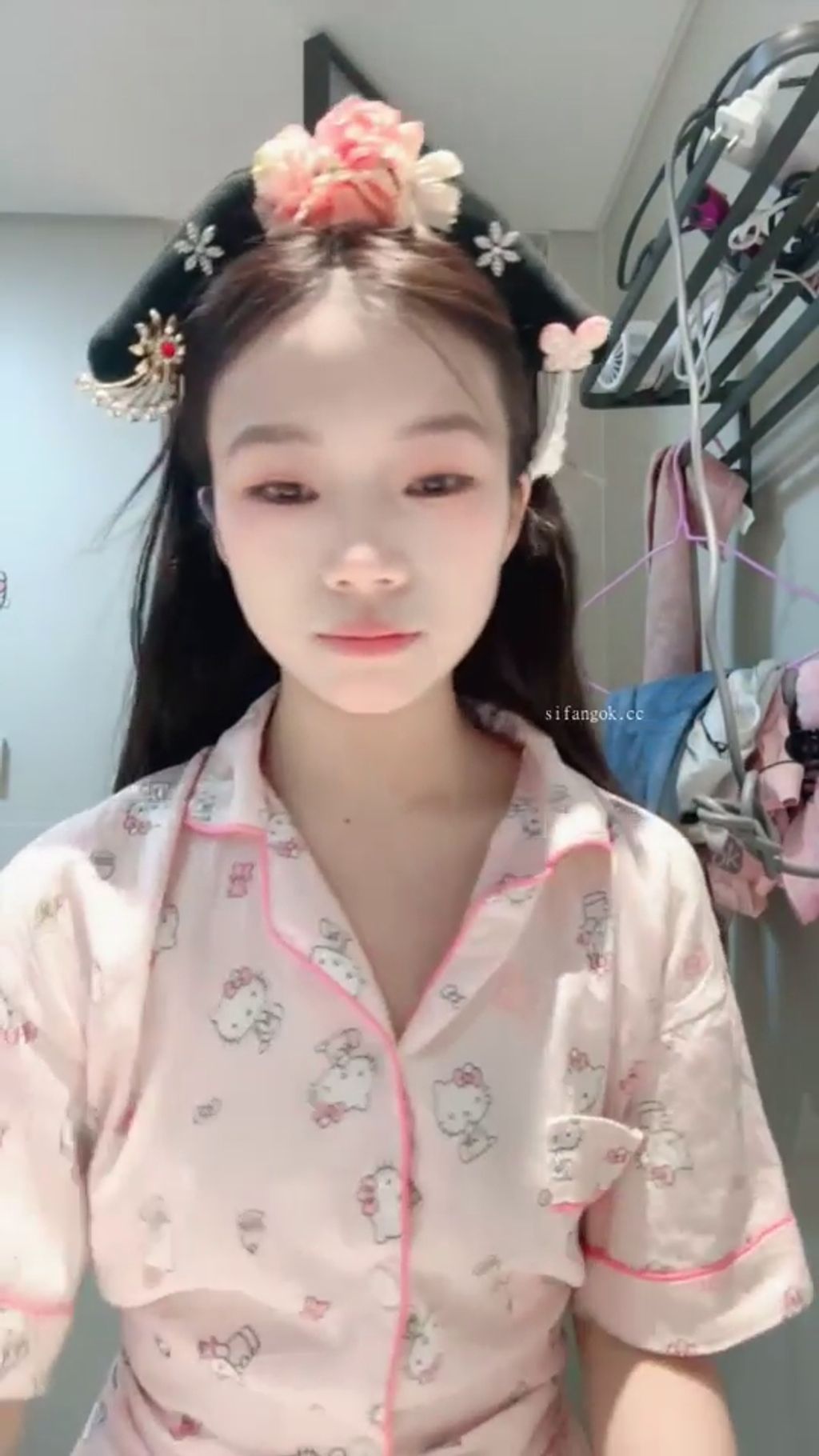 吧啦： 清纯少女下海 边跳边脱光光