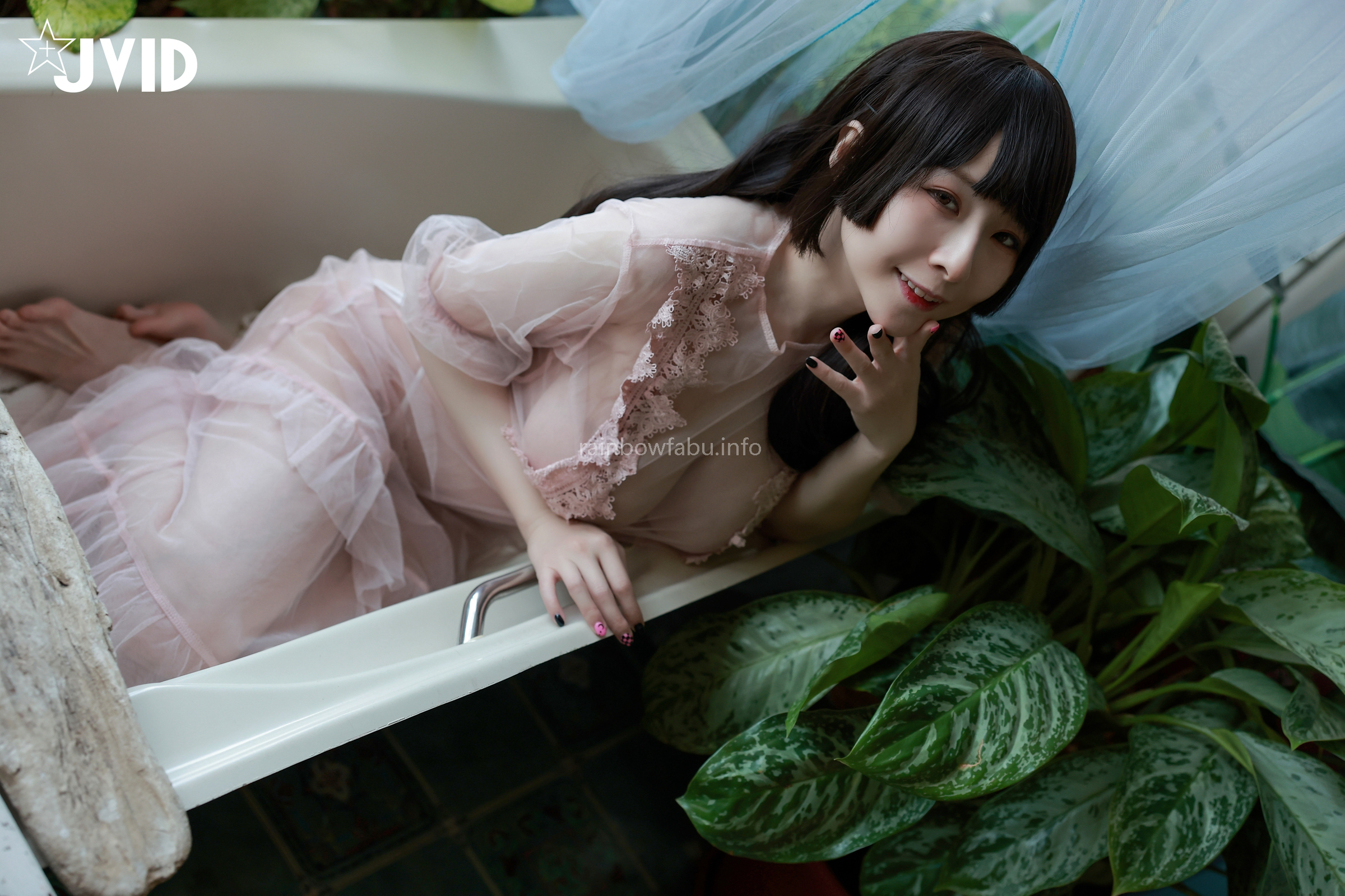 [JVID] 黎菲兒 – 菲兒在花叢中蹦出誘人巨乳彈出渾圓翹臀。極限邊緣的挑逗