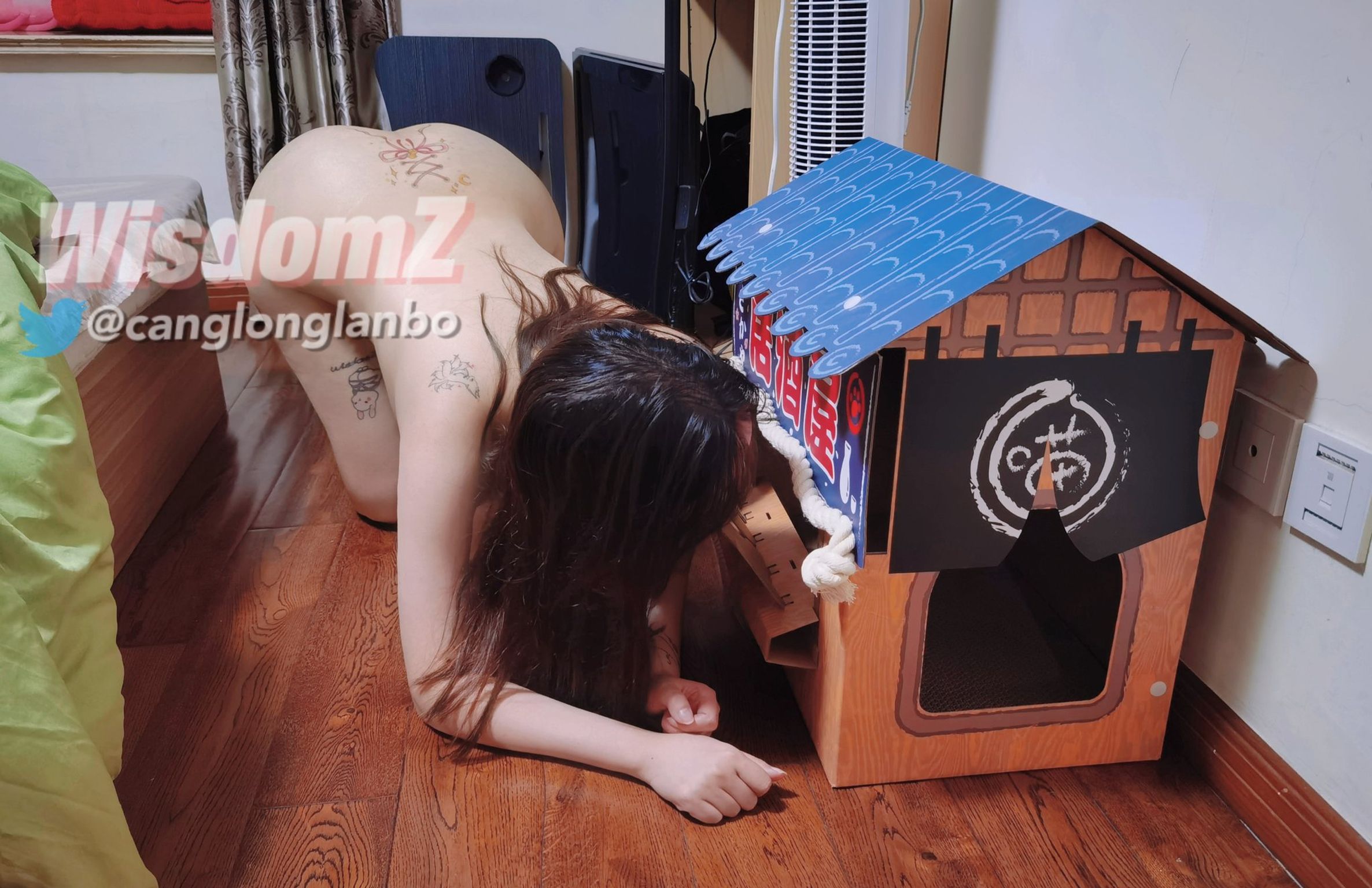 酒月： 极品巨乳 人前露出私拍