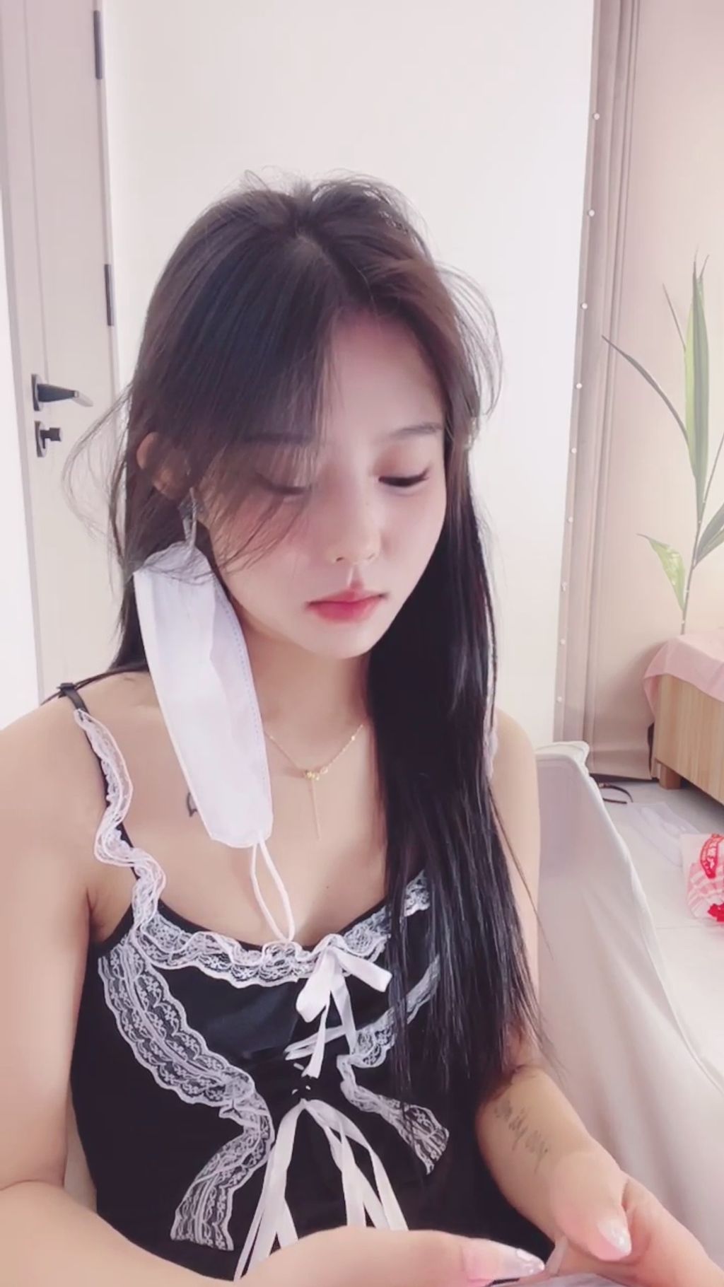 19水嫩： 黑丝女神 高跟女仆装
