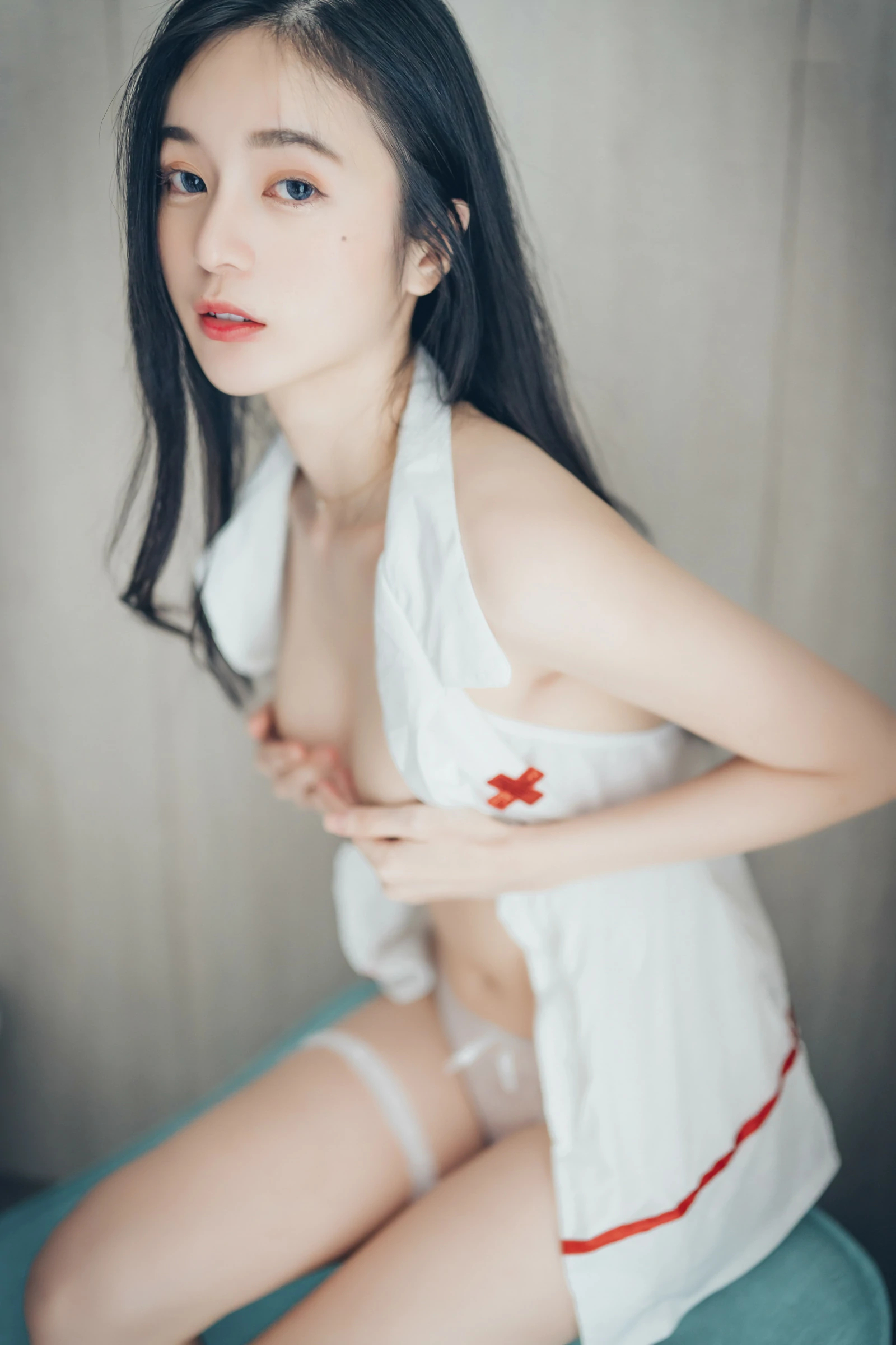 [JVID] 辰辰 – 透明內褲張開腳🔥比駱駝蹄還更厲害😈中空小護士＋兩片式睡衣