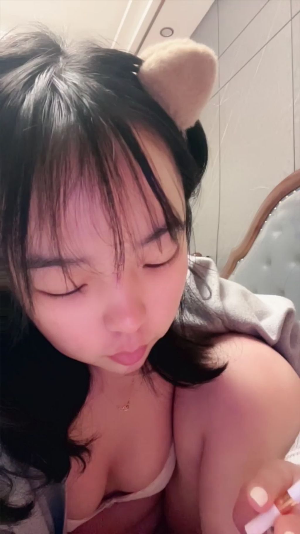 大屁股冉冉： 纯欲眼镜学妹 为情所困下海黄播