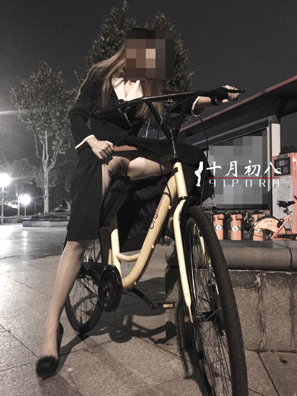 十月初八： 人前露出私拍合集