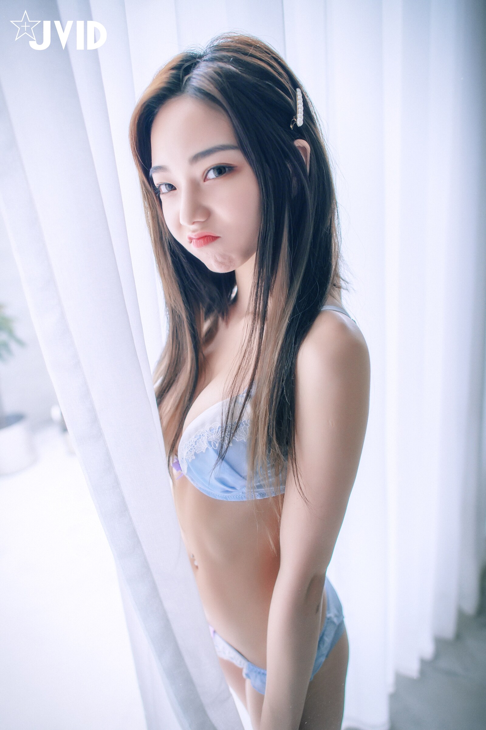 [JVID] 啾啾 – 清純小女孩啾啾如今秀色可餐，小褲褲下的形狀好誘人