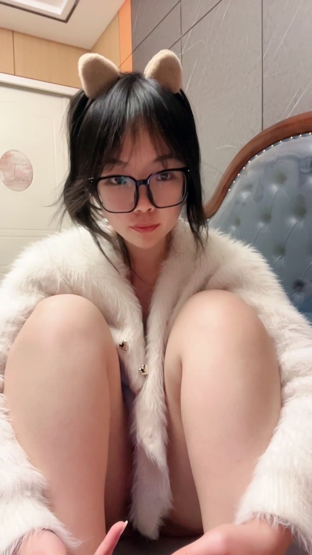 大屁股冉冉： 纯欲眼镜学妹 为情所困下海黄播