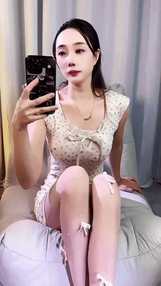 依依姐儿: 快手丝袜熟女主播 丝袜无内高跟 74 依依姐儿: 快手丝袜熟女主播 丝袜无内高跟