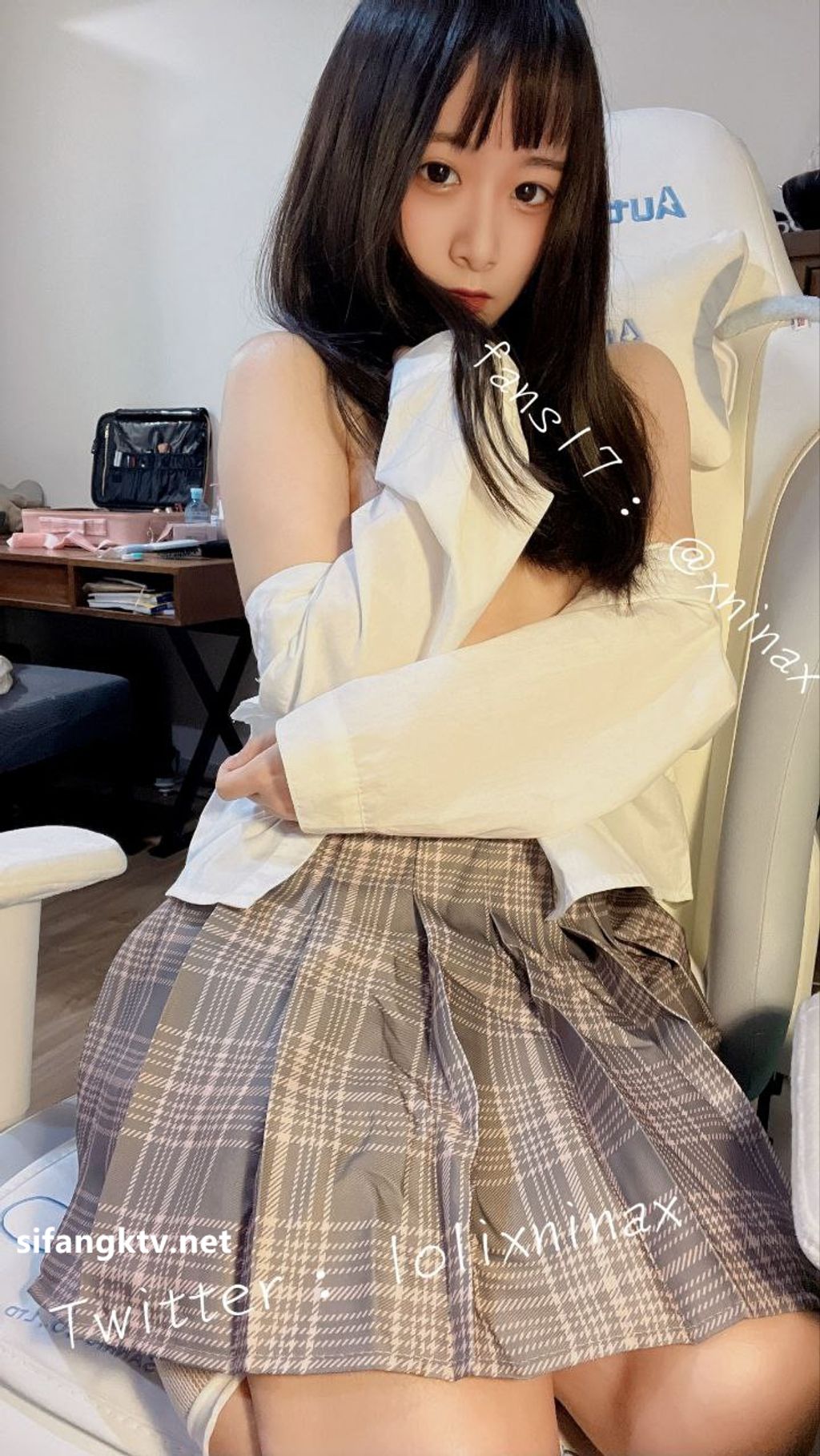 lolixnixax(小只马妮娜): 超级可爱的双马尾福利姬 #01 368 lolixnixax(小只马妮娜): 超级可爱的双马尾福利姬 #01