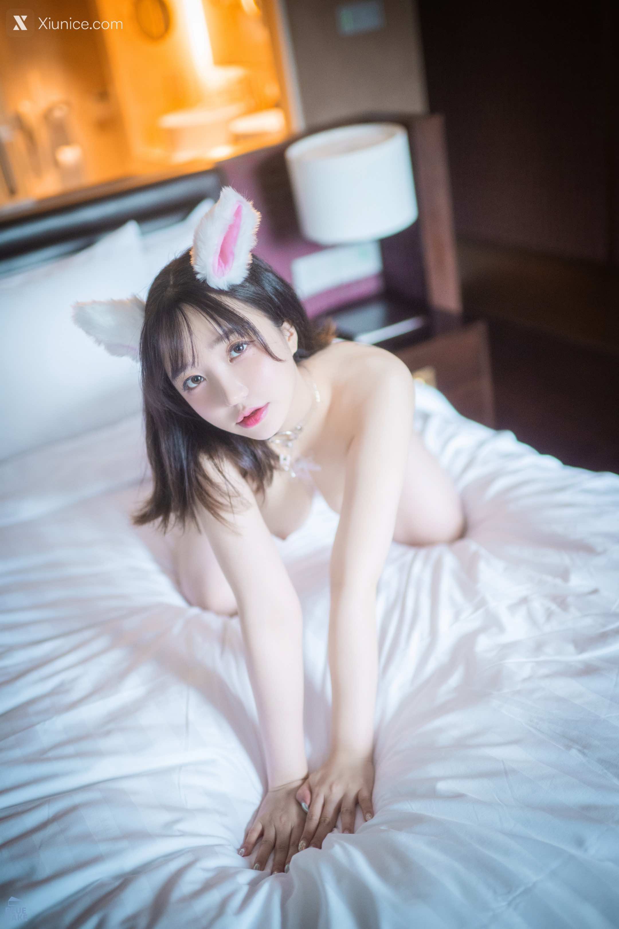 BLUECAKE Son Ye-Eun (손예은) – Puss Puss (+RED Ver + COSPLAY) 4K