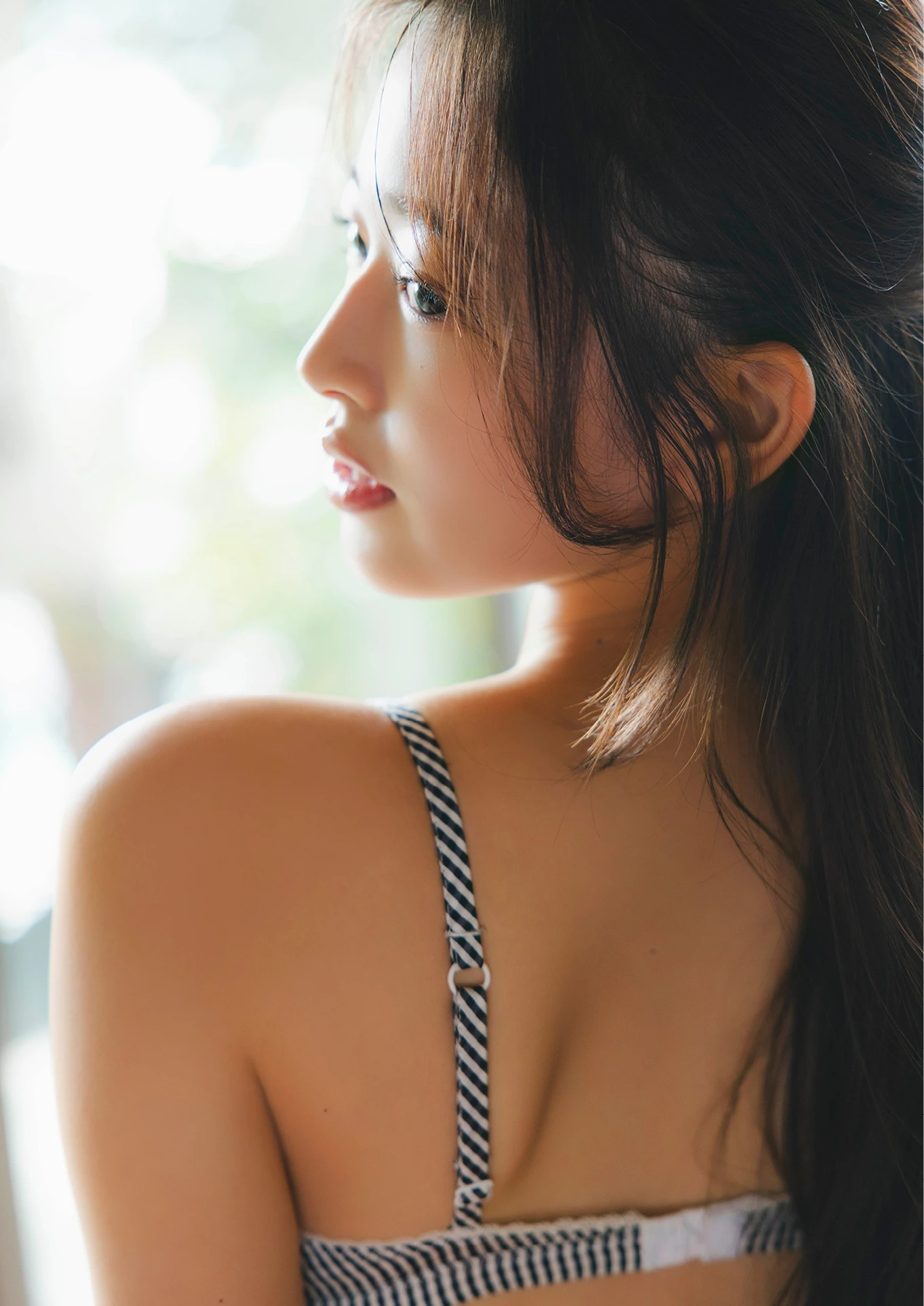 Koharu Kuroe 黒江こはる, 写真集 「キラキラ輝く瞳」