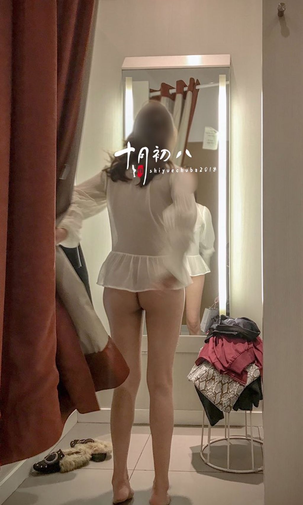 十月初八： 人前露出私拍合集