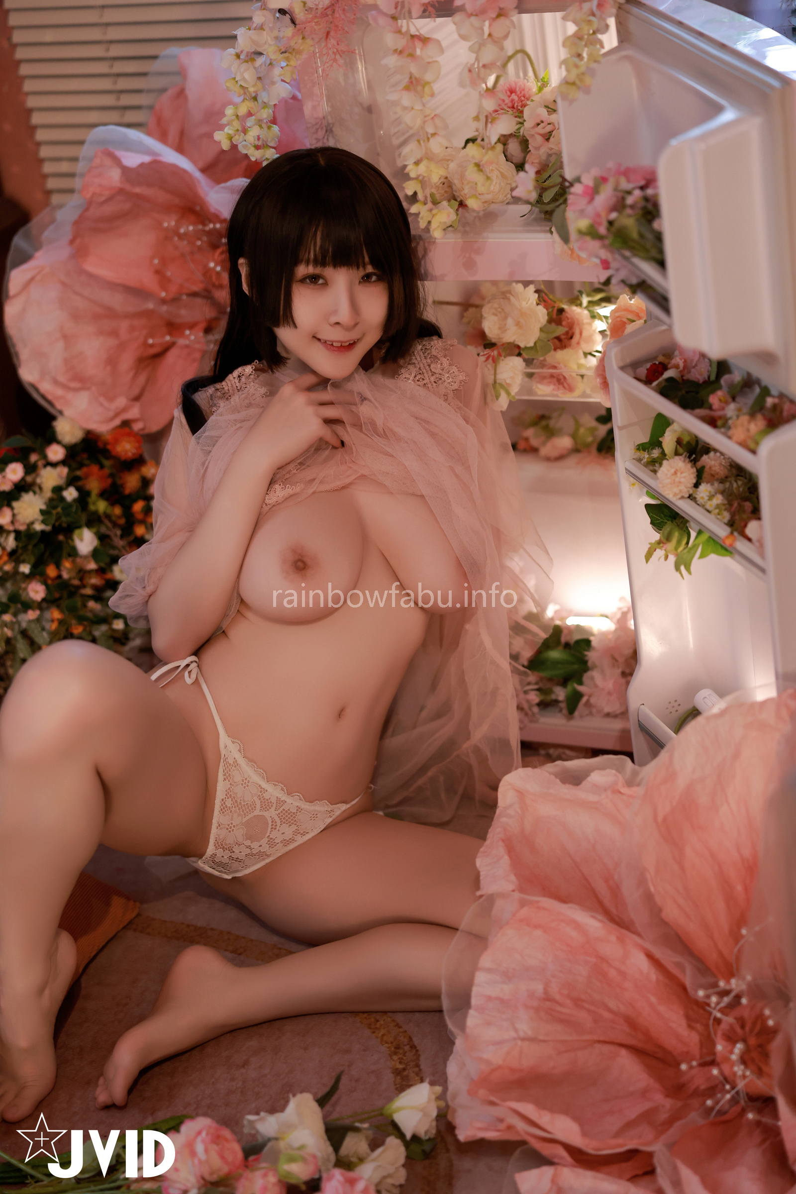 [JVID] 黎菲兒 – 菲兒在花叢中蹦出誘人巨乳彈出渾圓翹臀。極限邊緣的挑逗