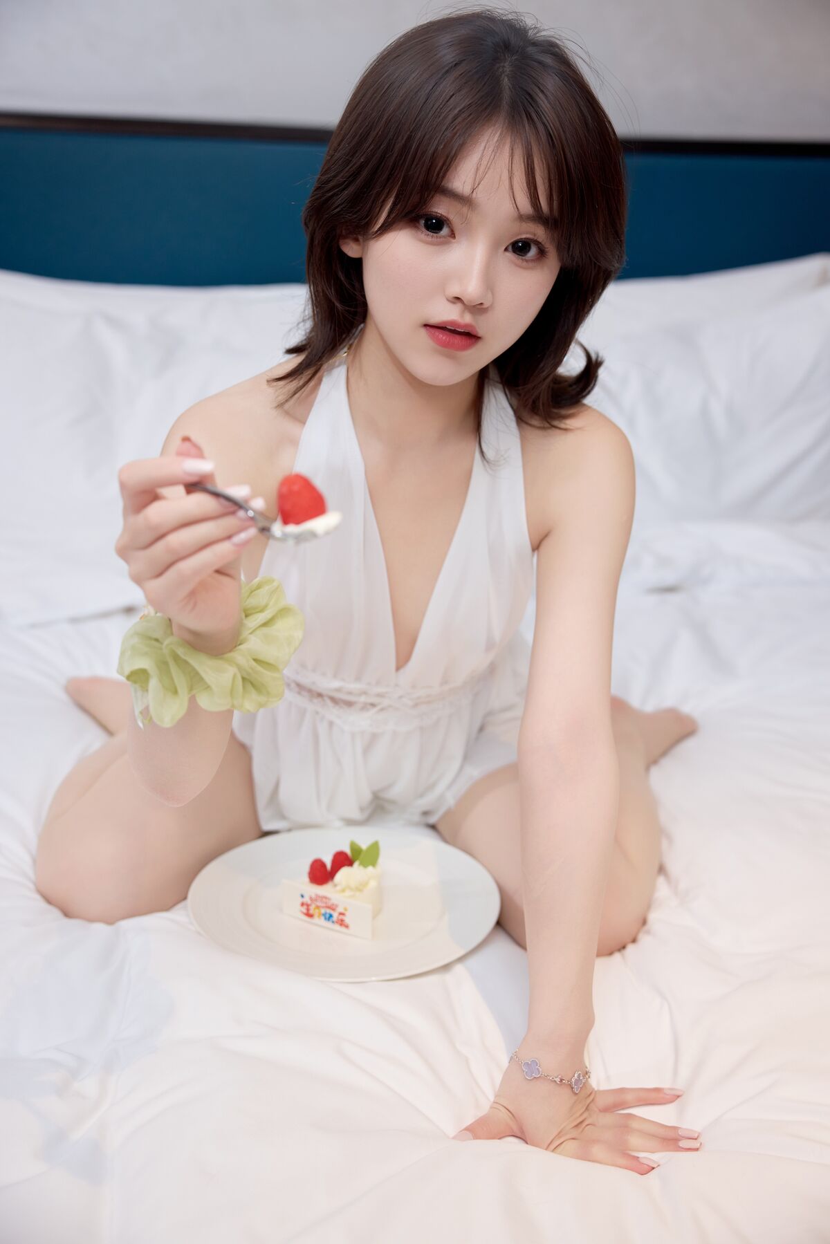 XR Uncensored Zhi Zhi 汁汁 - R18 秀人网模特 她的白色短裙