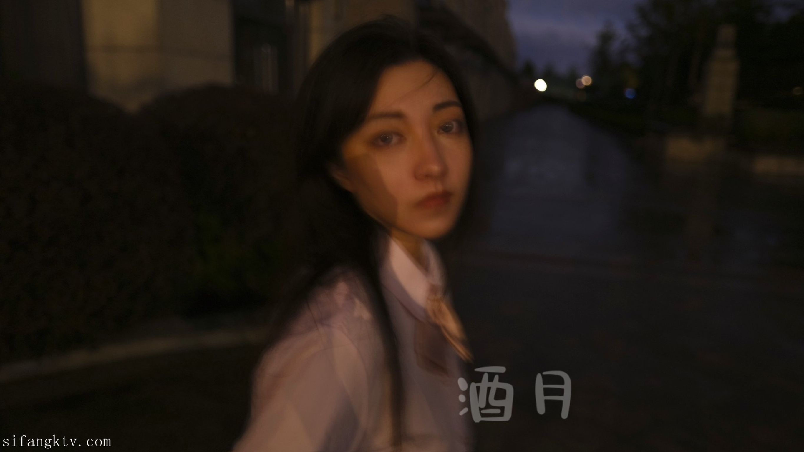 酒月： 极品巨乳 人前露出私拍