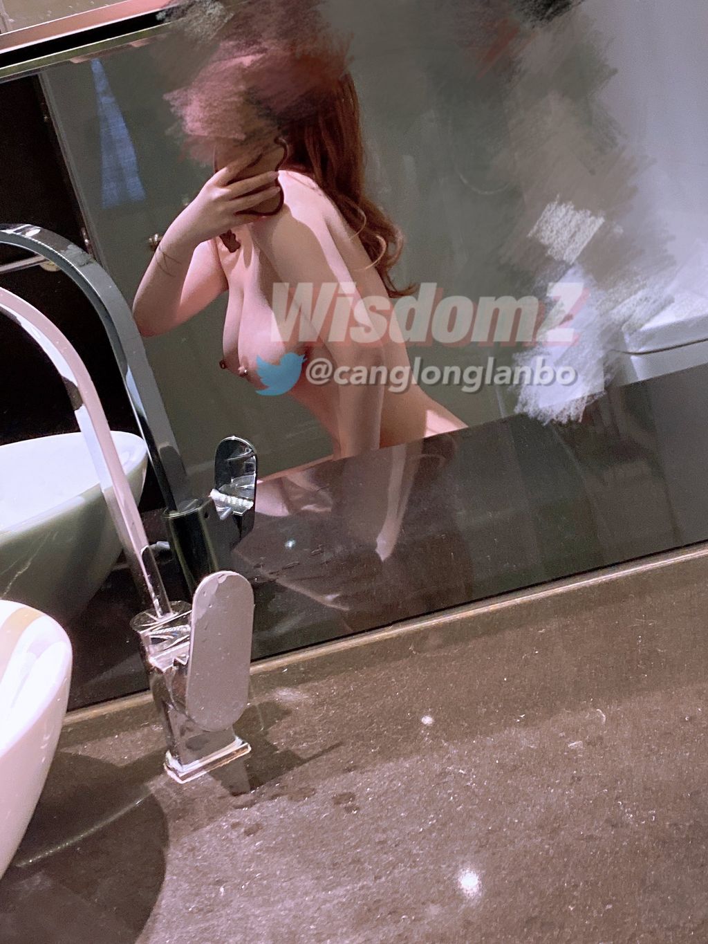 酒月： 极品巨乳 人前露出私拍