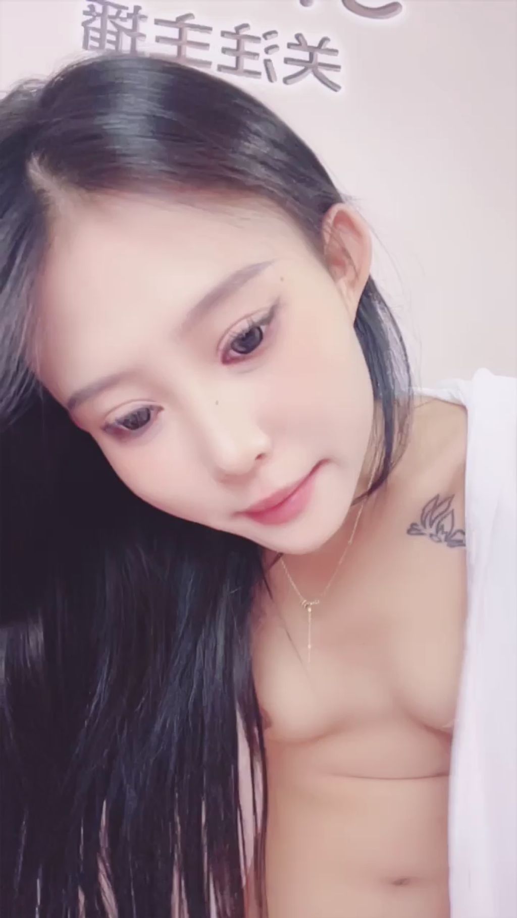 19水嫩： 黑丝女神 高跟女仆装