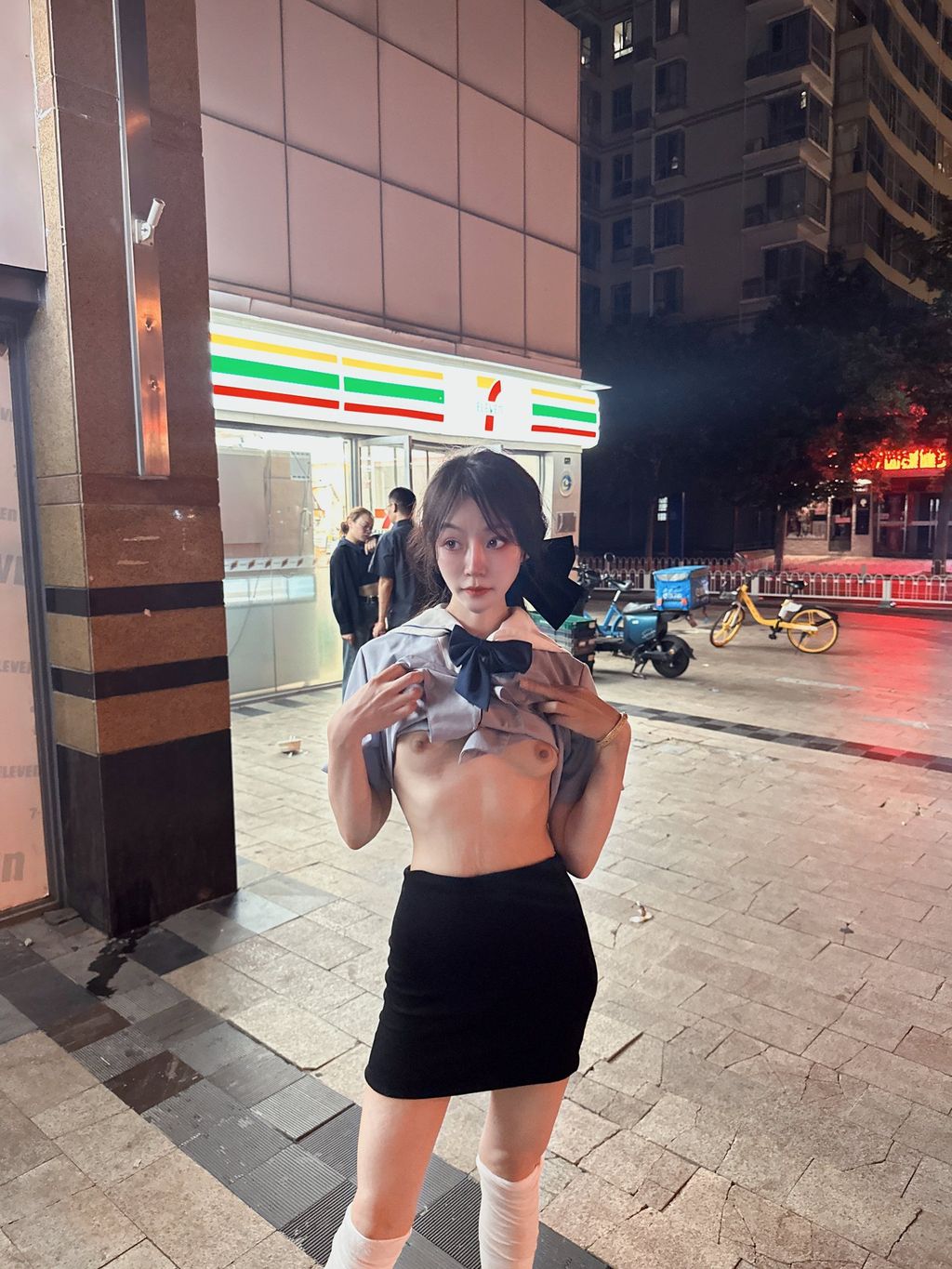 彤彤乖： 喜欢户外露出