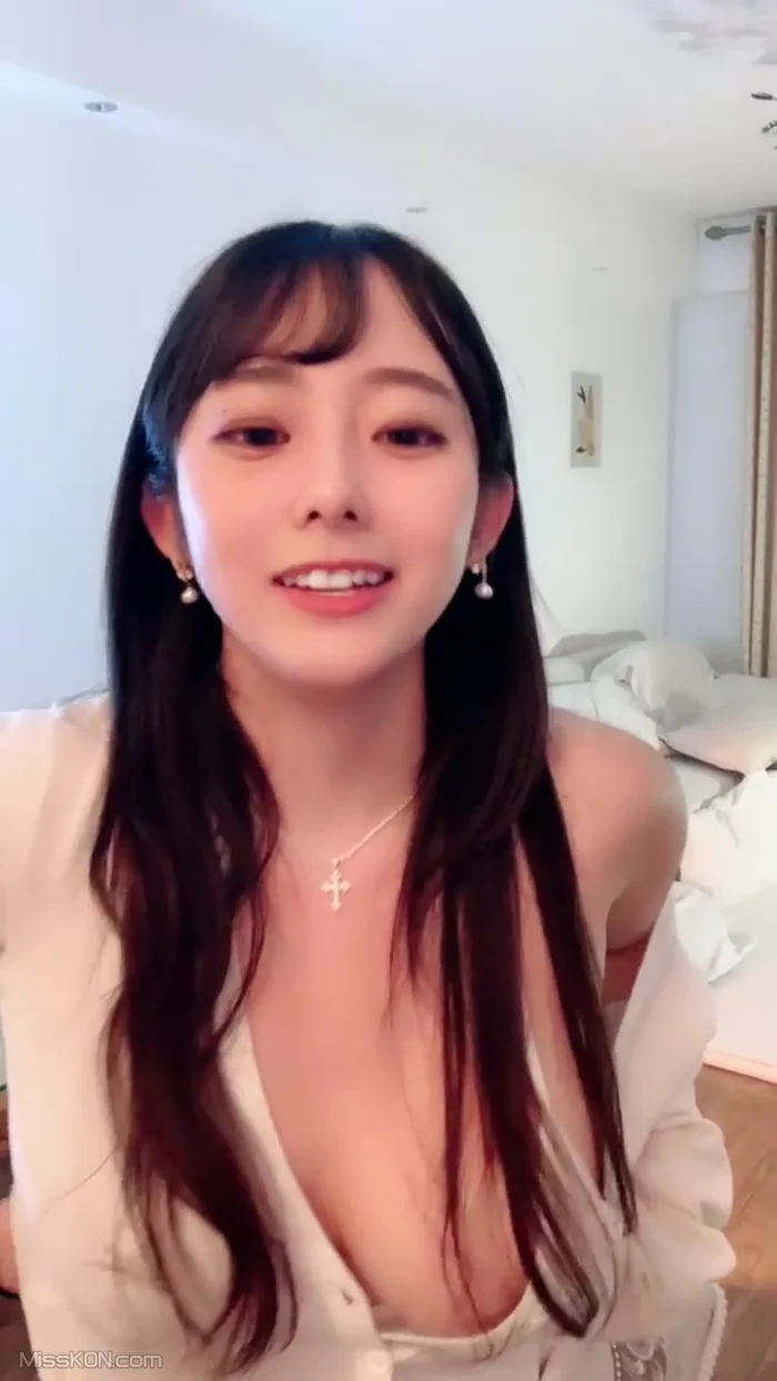 小灵儿： 丰满水嫩女神来袭 超大巨乳裸舞