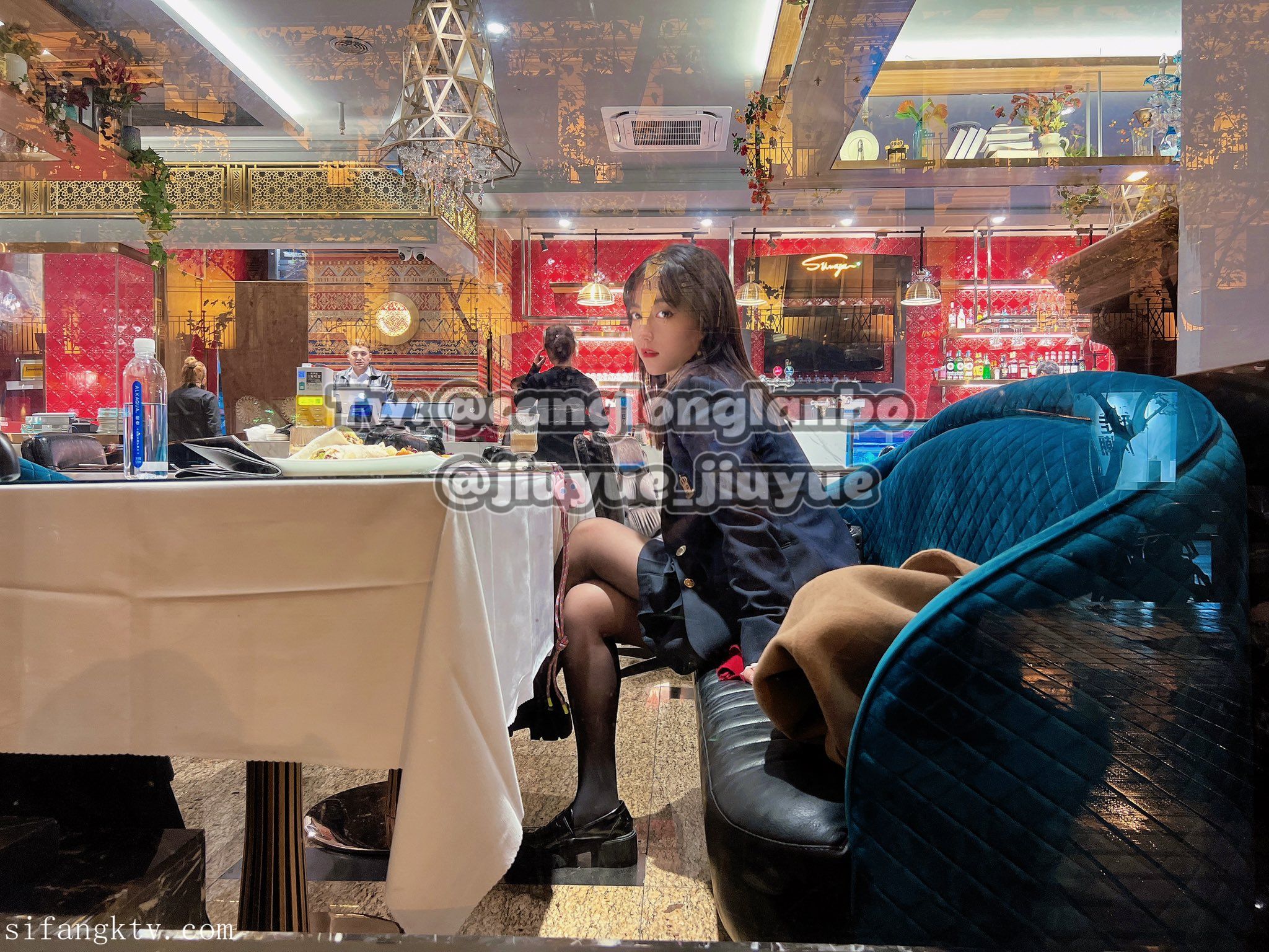 酒月： 极品巨乳 人前露出私拍