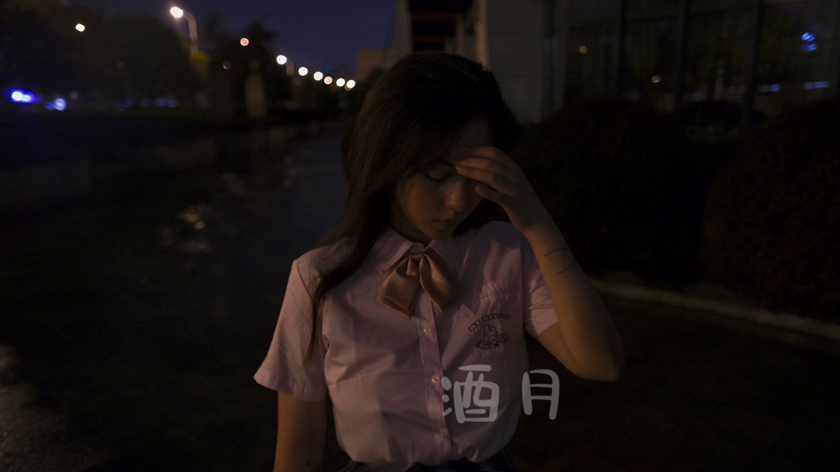酒月： 极品巨乳 人前露出私拍