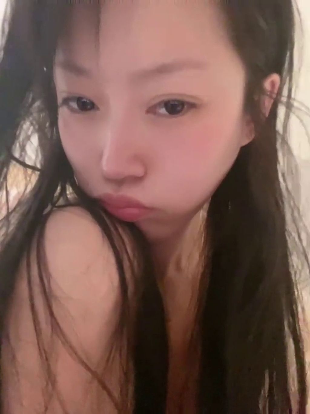 彤彤乖： 喜欢户外露出
