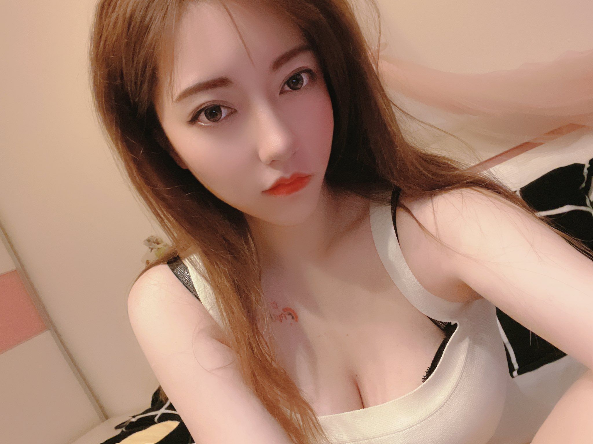 酒月： 极品巨乳 人前露出私拍