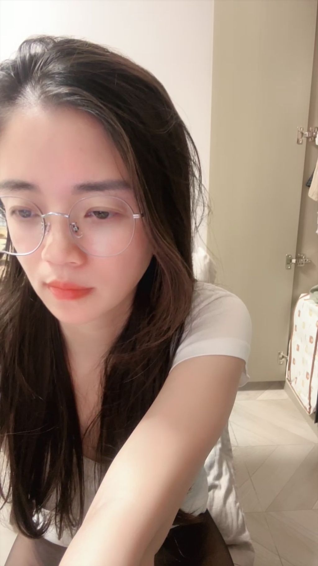 汐汐07： 顶级纯欲眼镜嫩妹 美腿丝袜高跟跳蛋喷水 浴室失神诱惑十足 #02