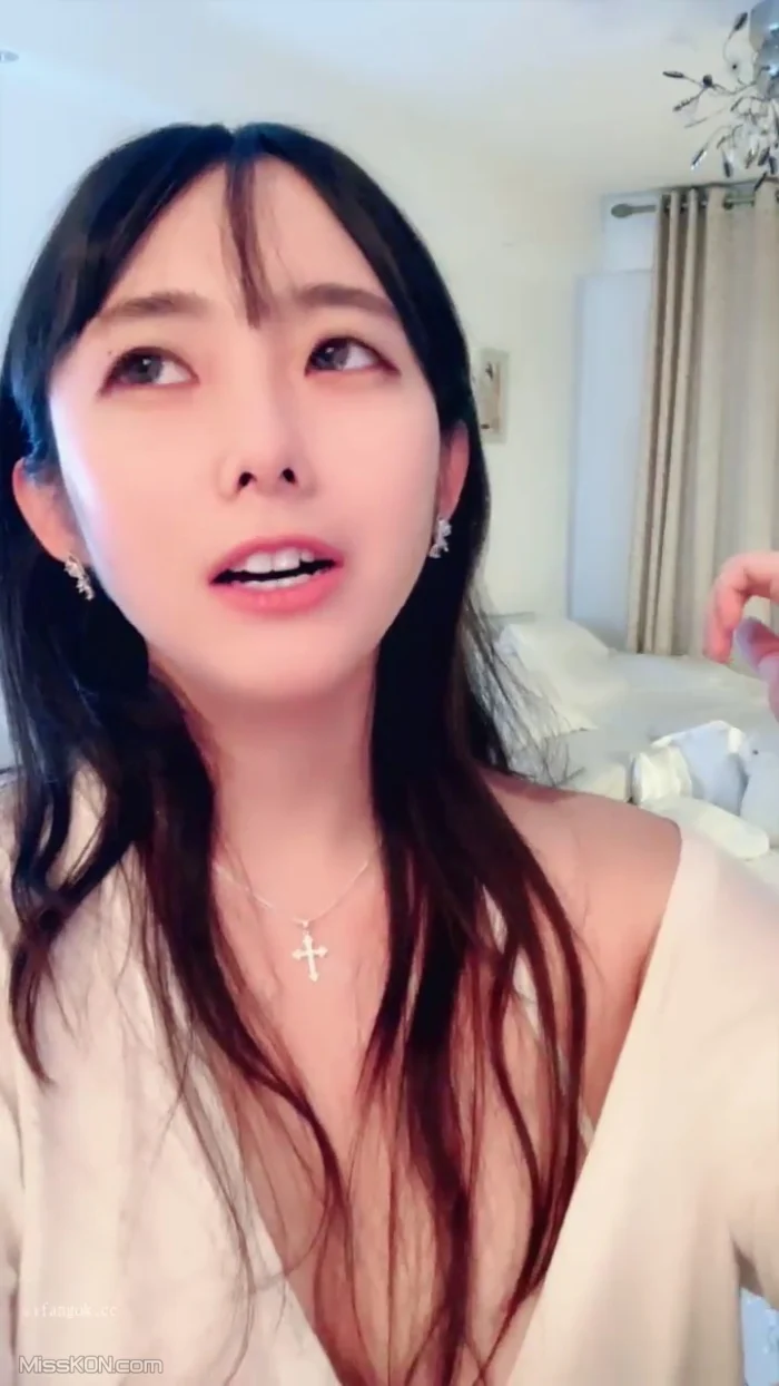 小灵儿： 丰满水嫩女神来袭 超大巨乳裸舞