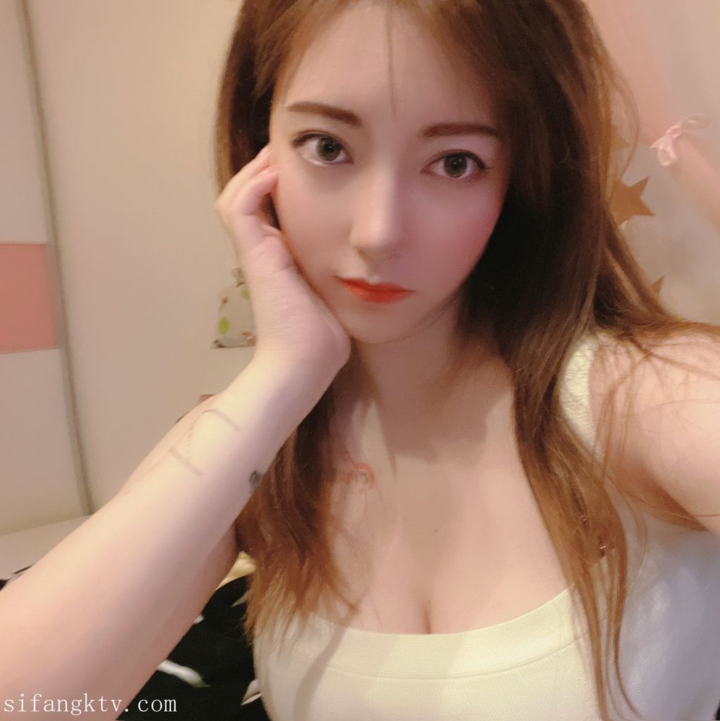 酒月： 极品巨乳 人前露出私拍