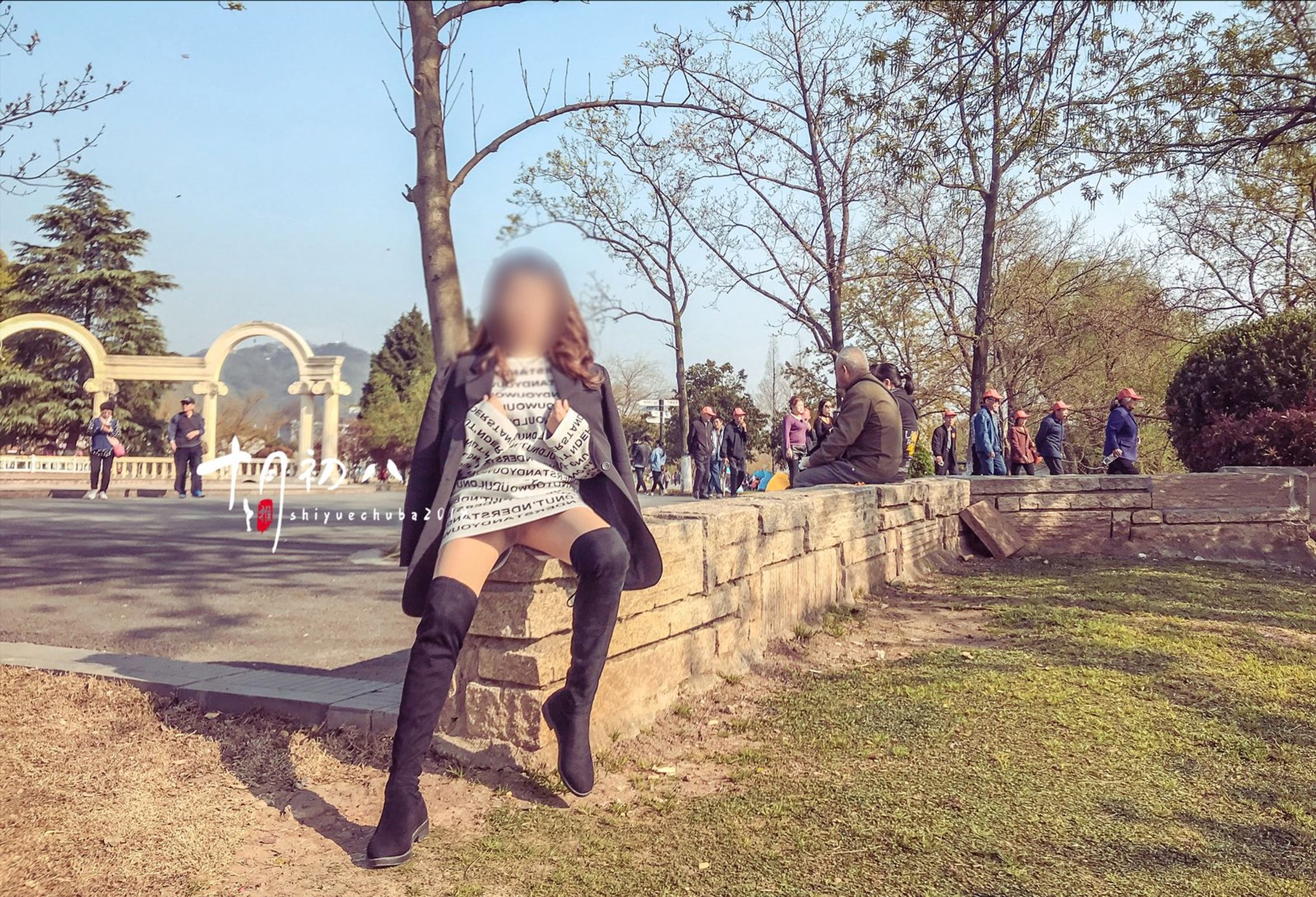 十月初八： 人前露出私拍合集