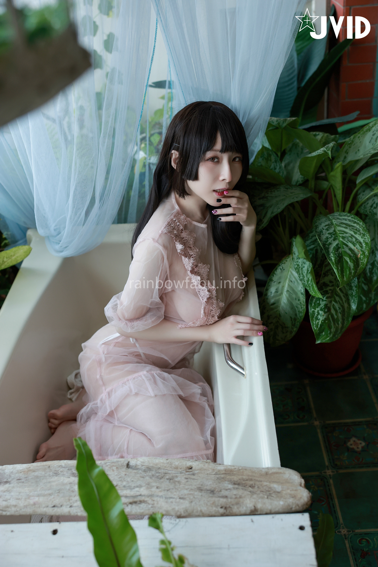 [JVID] 黎菲兒 – 菲兒在花叢中蹦出誘人巨乳彈出渾圓翹臀。極限邊緣的挑逗