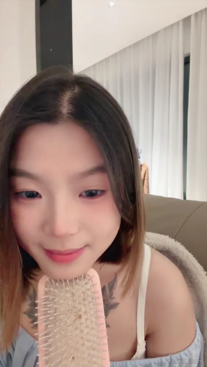 美少女壮壮： 新人绿播下海