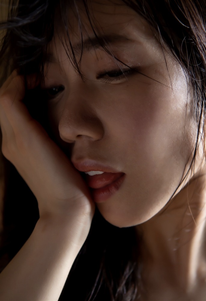 南まゆ Fカップ美乳に釘付けするヌード画像! 27 南まゆ Fカップ美乳に釘付けするヌード画像!